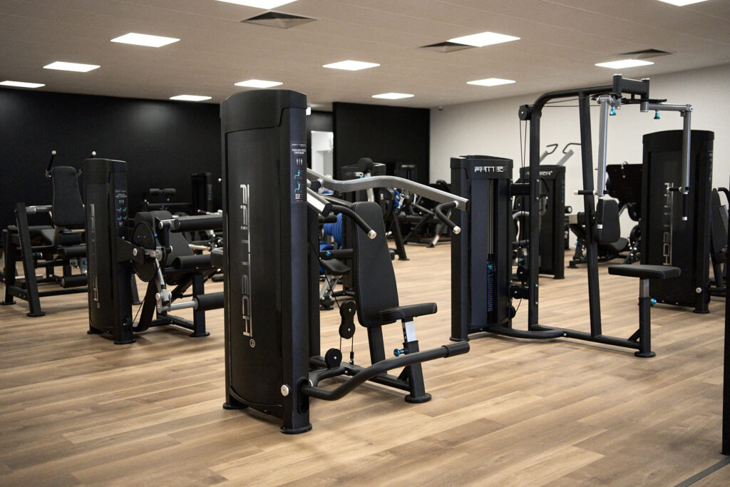 Moderne FFITTECH-Kraftgeräte auf der Trainingsfläche von 24K Fitness Nassau