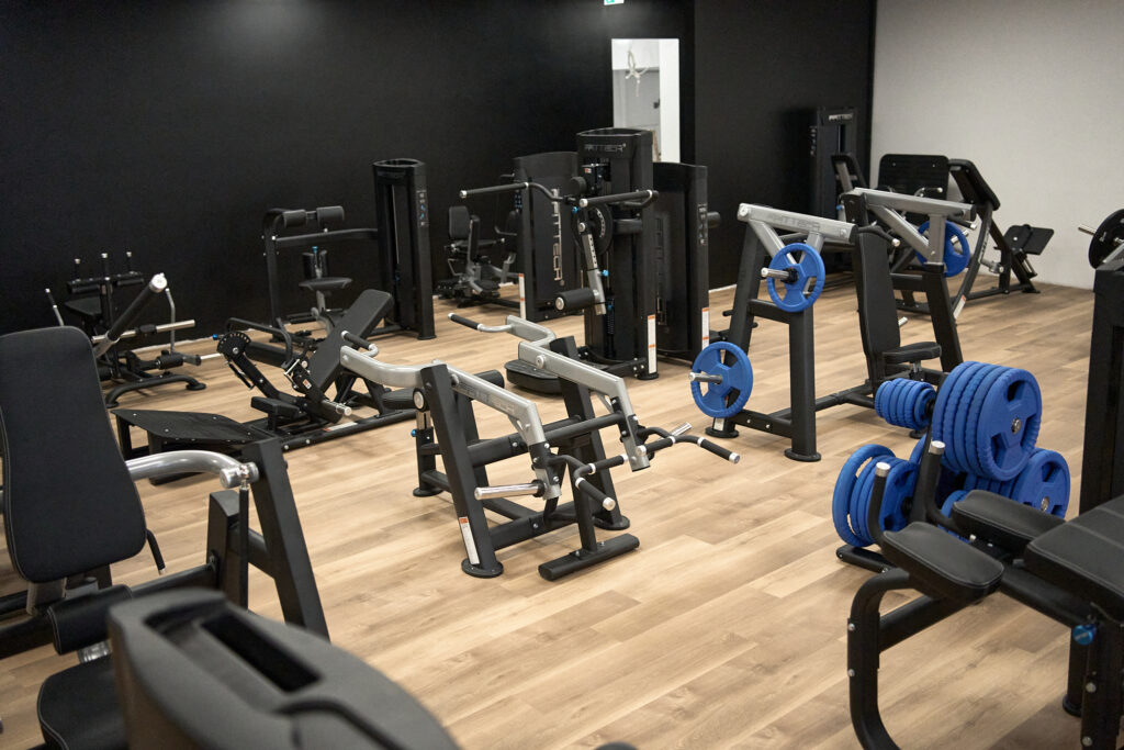 Blick über die Trainingsfläche mit Kraftgeräten im 24K Fitness Nassau