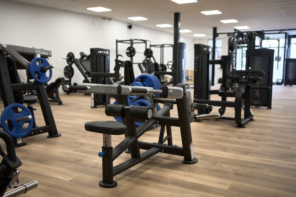 Kraft- und Freihantelbereich mit Trainingsstationen in Nassau
