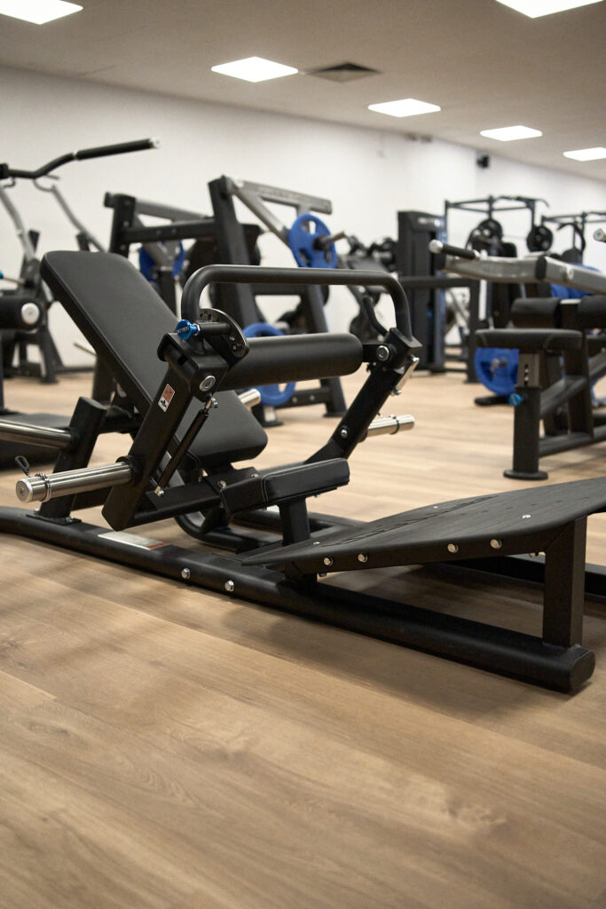 Kraftgerät und Trainingsbank im Studio 24K Fitness Nassau