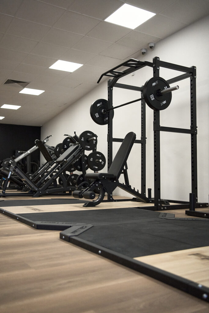 Rack und Bank für das Krafttraining im 24K Fitness Nassau