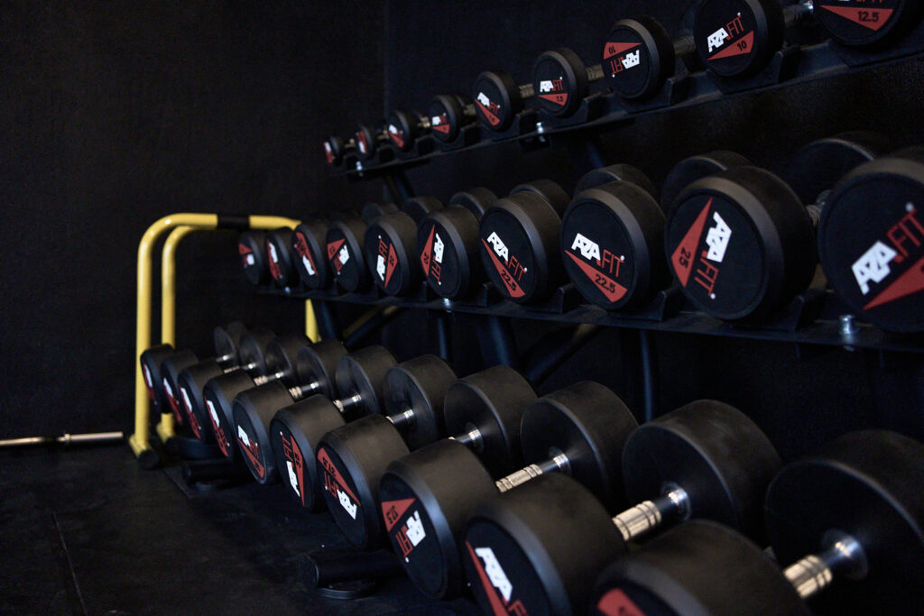 Kurzhanteln im Freihantelbereich von 24K Fitness Nassau